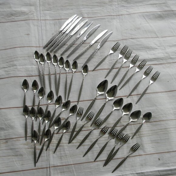 Oneida VENETIA 79 PIECE SET ASSORTED Serving Stainless Flatware Community - Picture 1 of 7